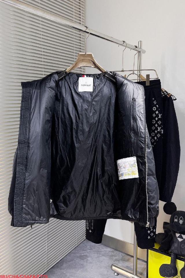 。这款号称羽绒服届最高端的，全部90绒的三标齐全带着经典的Logo组合搭配