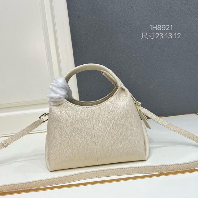 斜跨包／手提包，休闲百搭款，没有花里胡哨的装饰，简约大方