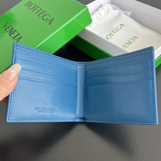 两折扣短夹式   纯手工编织 原厂牛皮。柔软度刚刚好