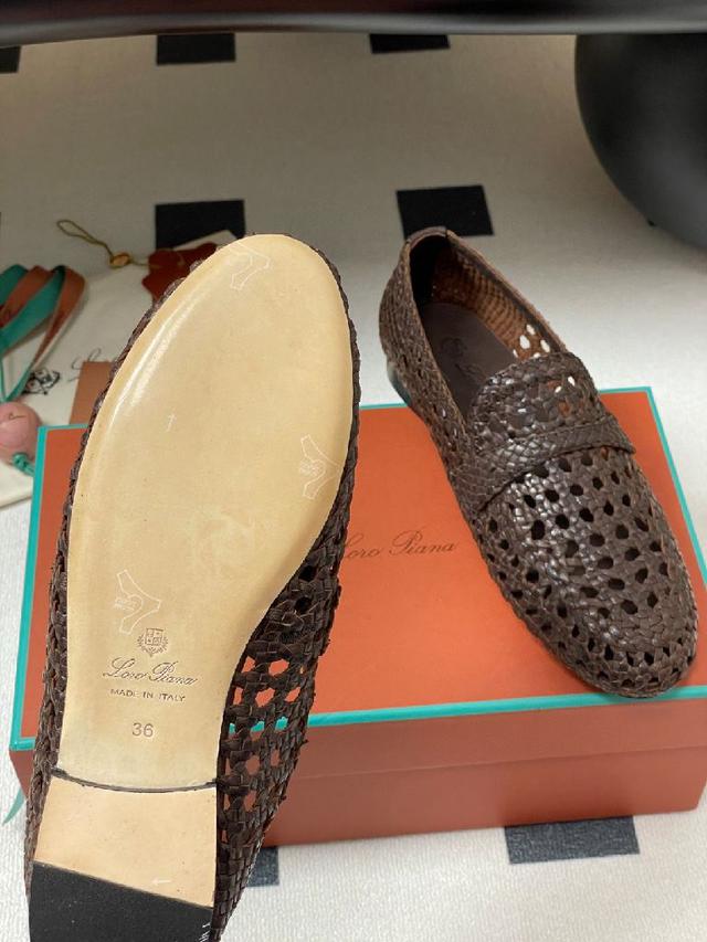 Charm款式，配有精致的皮革鞋底，是温暖季节的理想之选。