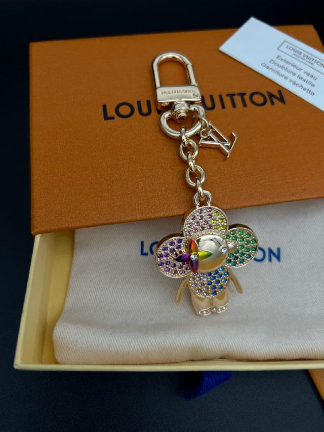 金色链条，彩色花朵吊坠，水晶装饰，细节精致