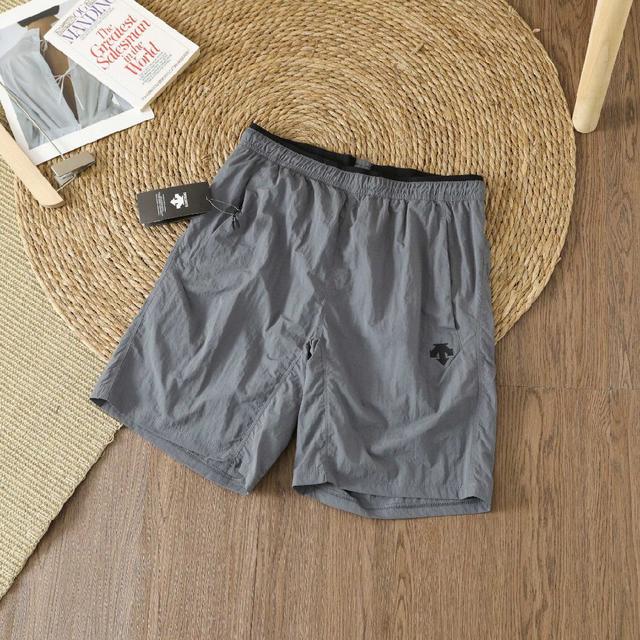 迪桑特熟悉的tough面料绝对市场独有，吸湿排汗功能那更加必须