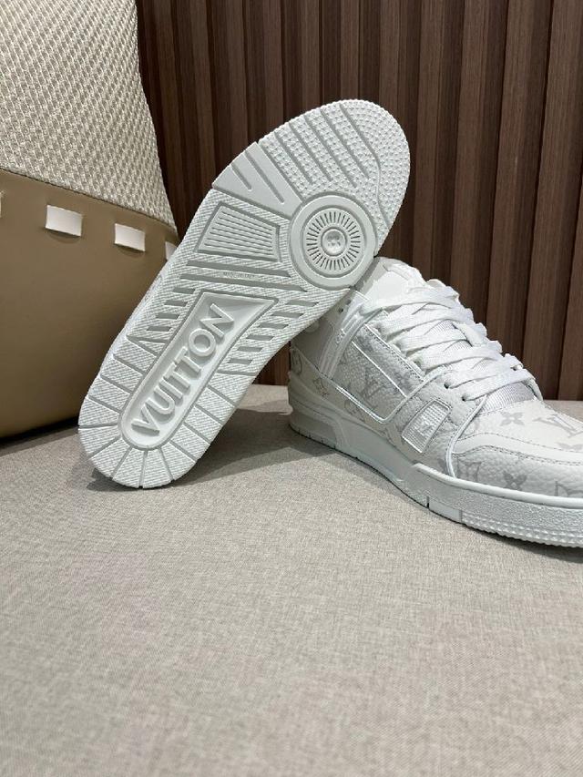 鞋面由意大利进口小牛皮拼接，侧边饰有品牌LOGO标志及签名