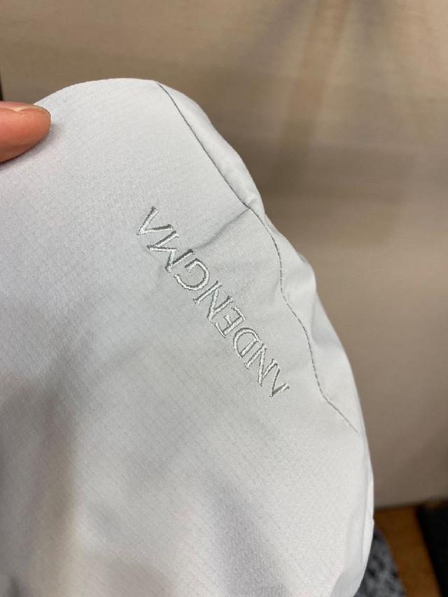 闲运动爱好者设计的时尚外套， 始祖鸟男士冲锋