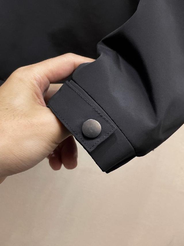 最高标准90白鹅绒，成分支持检测，一流保暖性能。