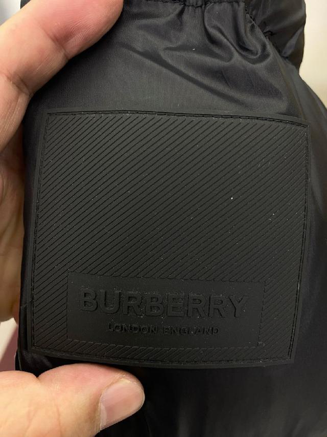 装饰vinatage复古格纹内衬的高领与连帽 可拆式衣袖 缔造背心造型