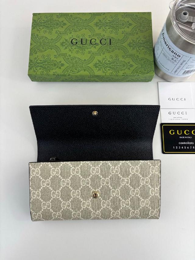 配以经典双G五金，新的式样和轮廓托的新作登场了。结构形状