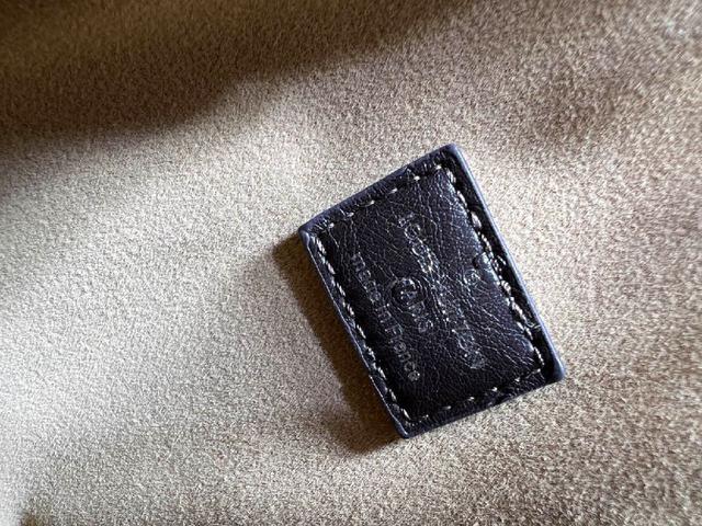 格纹绗缝、皮穿链、双C锁扣，但束口设计更显随性！