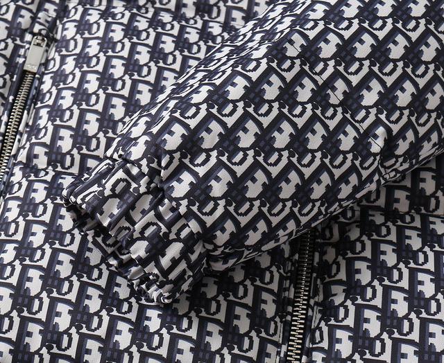 新款羽绒服 原版1:1订制五金配件全进口原版定制 欢迎