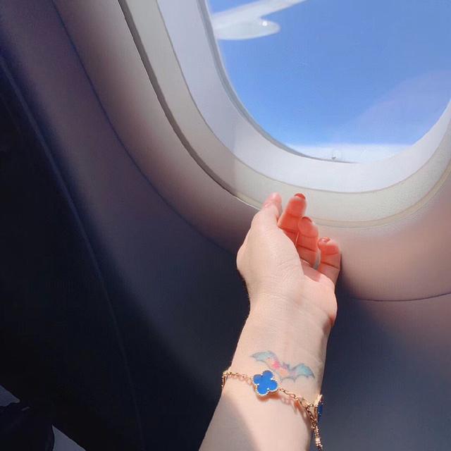 我们的顶级终极版本采用的是纯银材质，再到表层电镀超厚的真金电镀层