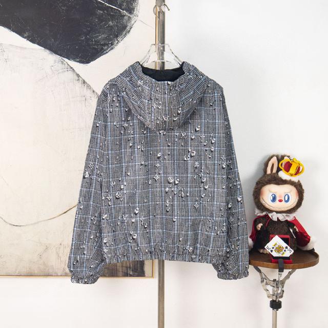 双面连帽雨滴印花防风外套 这款轻盈的双面防风外套