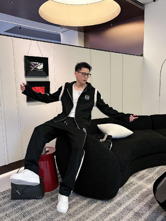 顶级黑色套装提花格子条休闲套装，logo章标经典格子织带融合百搭专柜款