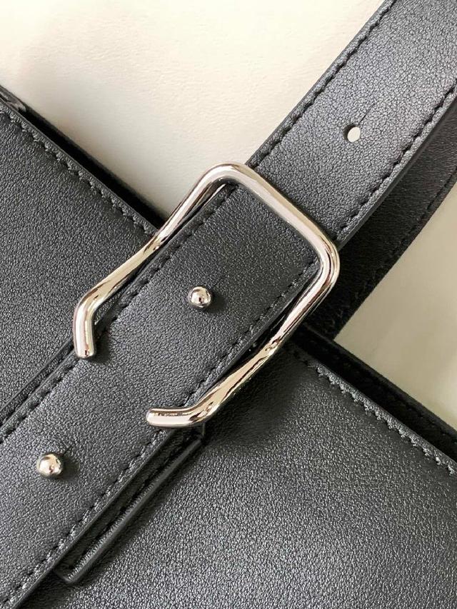 WE Font Tote 是一款长方体手袋，饰有对比色 LOE💎WE 标志