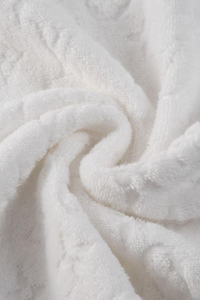 本款棉质T恤选用柔软羊毛质感纱线，于前后分别刺绣Marque