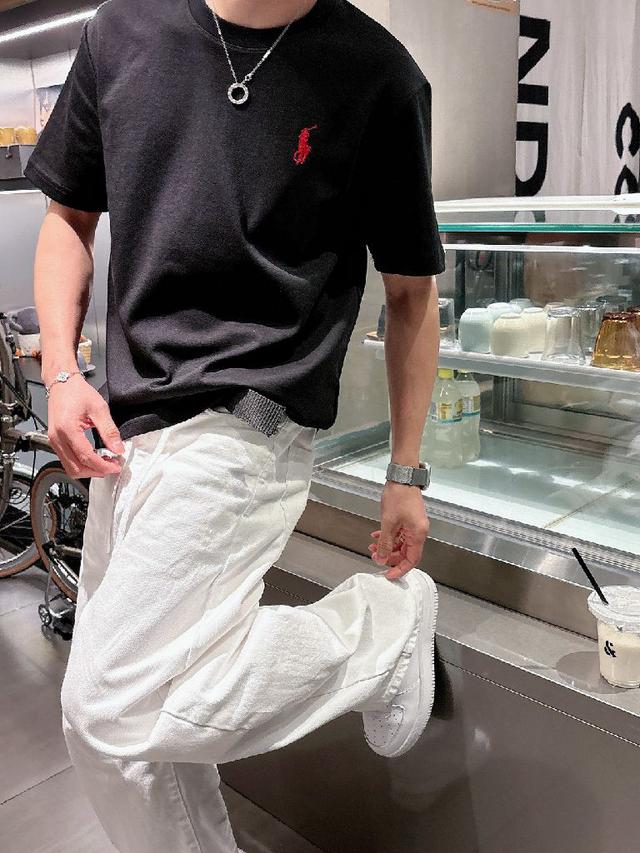 领口采用高弹力罗纹搭配三本针包边工艺，反复穿着不易松弛卷边