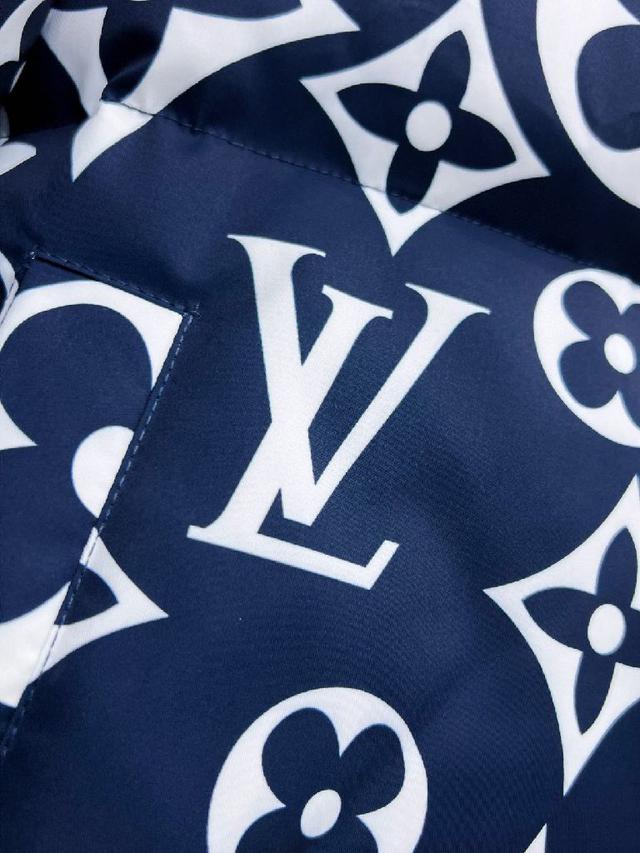 。这款号称羽绒服届最高端的，全部90绒的三标齐全带着经典的Logo组合搭配