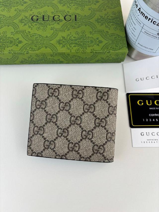 设计令点缀于包身的GG标识风采尽绽。这款钱包以啡色GG Supreme