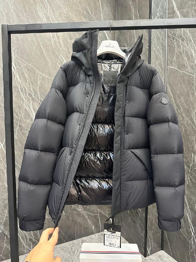 2025秋冬新款羽绒服。这款号称羽绒服届最贵的，全部90绒的