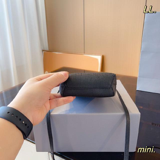 巴黎世家 小号托特包   整体风格设计