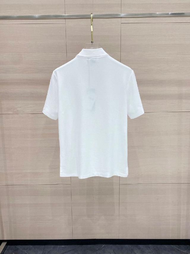 纽扣门襟胸前贴袋，罗纹 Polo 衣领，直筒版型 简单设计款