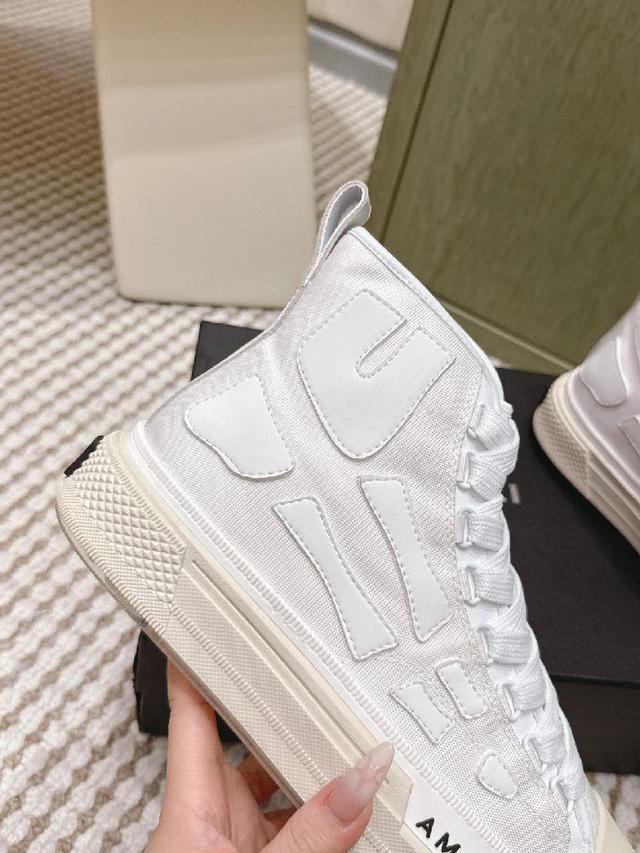 采用高密度加厚精梳棉帆布经特殊处理比一般帆布更耐脏