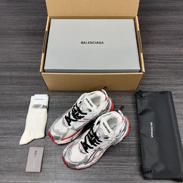 巴黎世家-Runner、是通过溢胶、做旧、缝线等细节，展示了