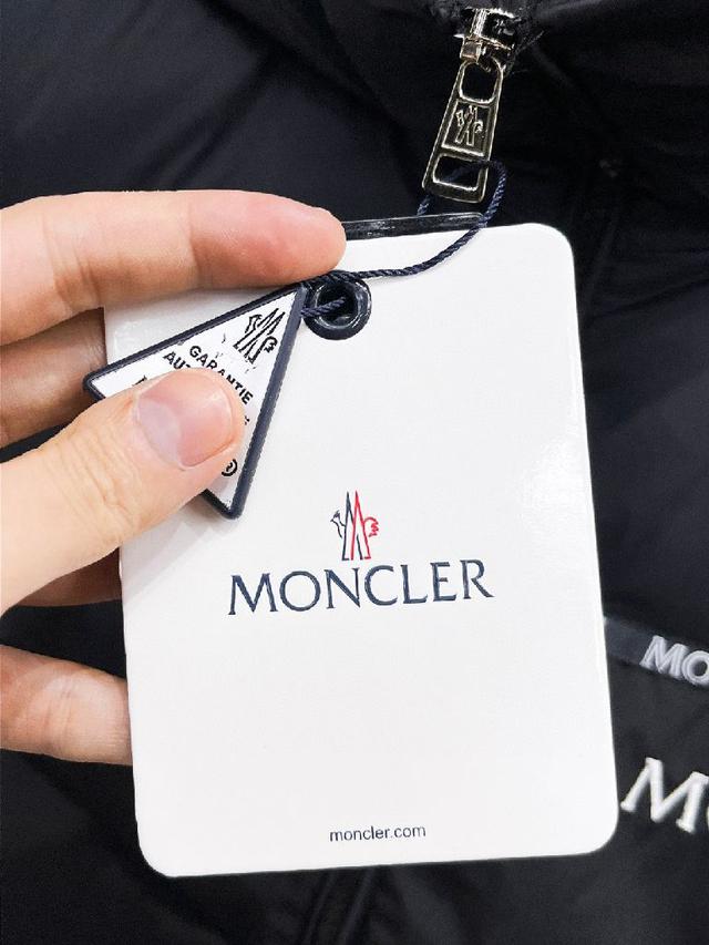 ，全部90绒的三标齐全带着经典的Logo组合搭配