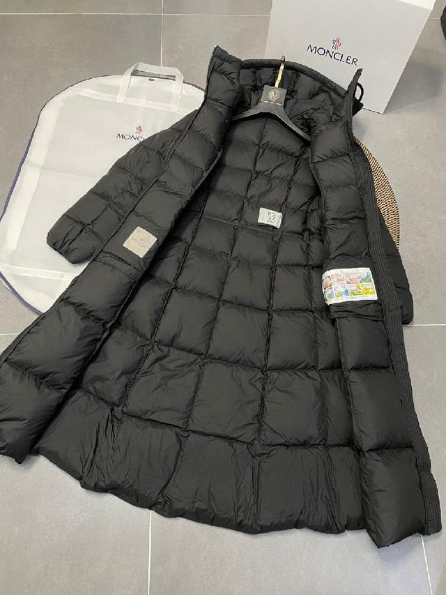 长款羽绒夹克采用聚酯纤维面料制成，具有修长宽摆廓形，收腰设计衬里质感轻盈