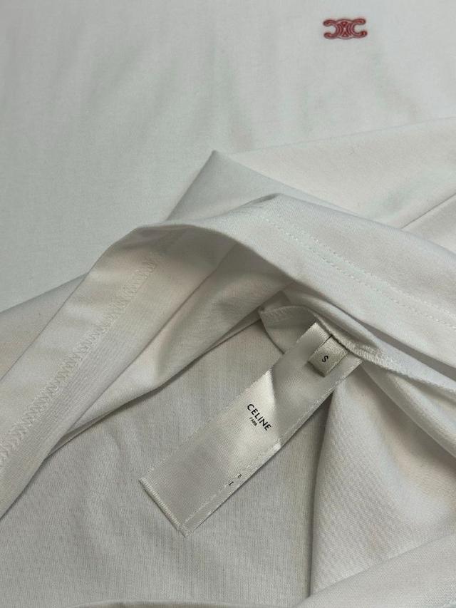 采用标准修身剪裁，通过立体肩线与微收腰设计，在保持利落轮廓