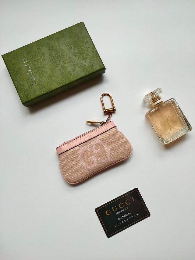 搭配精致原工厂古铜双G五金灵活别致的勾扣，小巧玲珑，大大作用