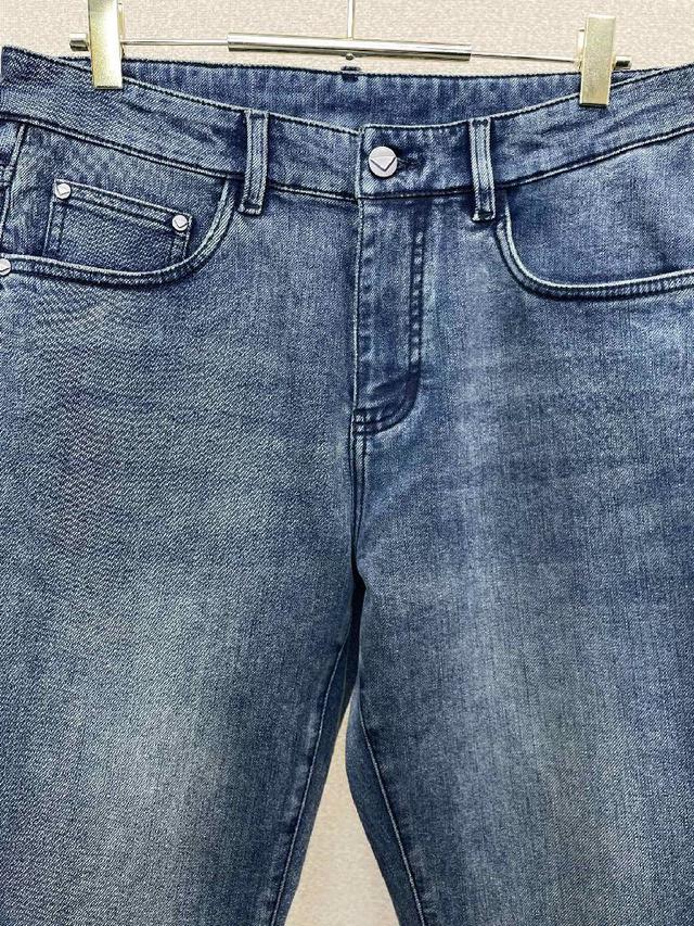 车工走线整齐，完美细节出品。具备牛仔裤随性感，休闲感