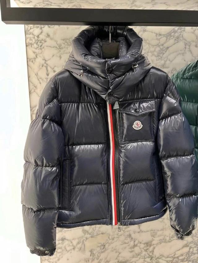 Montbeliard羽绒夹克采用标志性的nylon