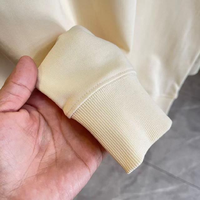 卫衣采用320g多支纱线纺织工艺 手感厚实 全棉面料 透气舒适 顶级质感