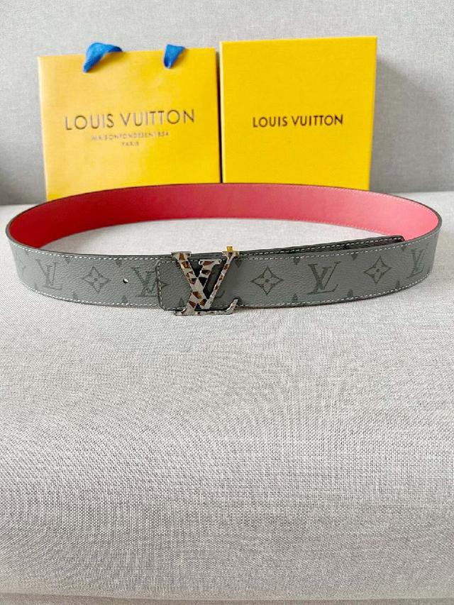 LV：LV Initiales 男士双面腰带，一面为灰色老花帆布