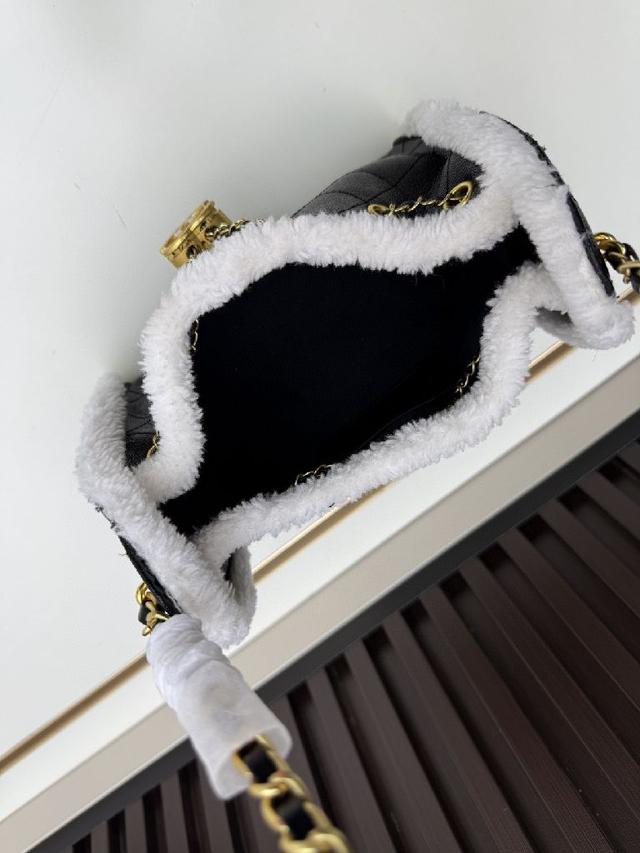 格纹绗缝、皮穿链、双C锁扣，但束口设计更显随性！