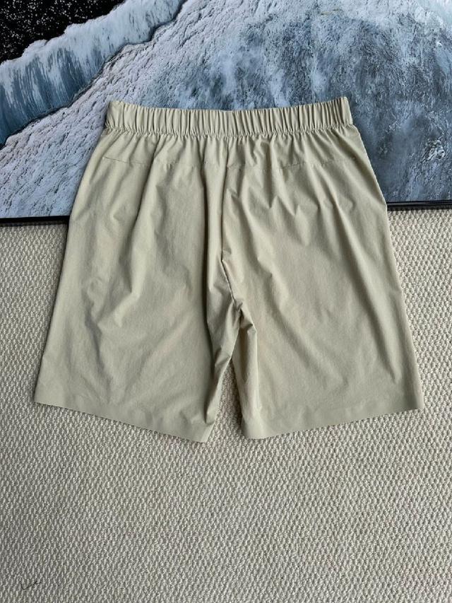 裁剪版型拿捏的很好，修身但不紧身，有型不拖沓，一般身材