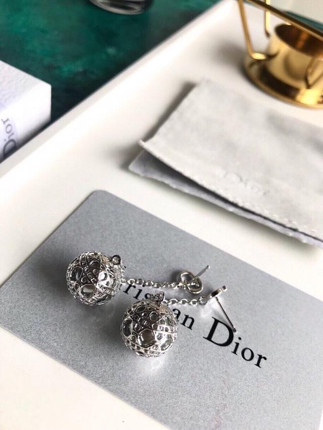 Dior经典爆款  藤格纹镂空 CD 珍珠耳坠