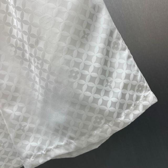 低饱和度的高级灰，极简风圆领落肩袖开衫，因密度组织要求较高