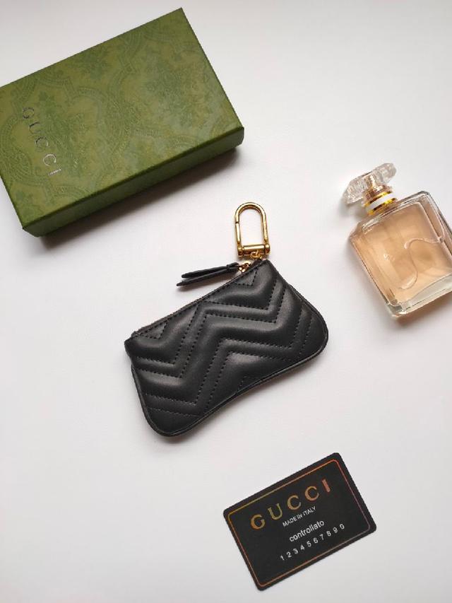 搭配精致原工厂古铜双G五金灵活别致的勾扣，小巧玲珑，大大作用