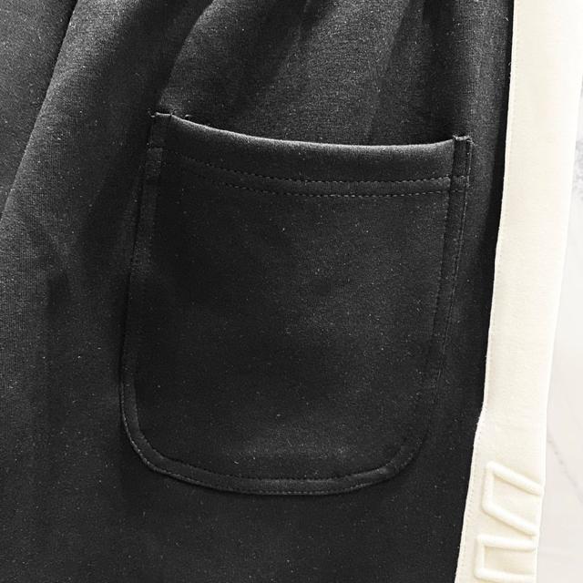 定制太空棉面料短裤 撞色拼接立体凹凸浮雕字母LOGO工艺标识