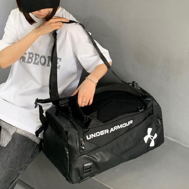 本款 Rush 腰包以 Damoflage Black 帆布呈现摩登潮流构型，并将