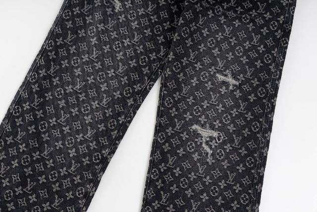 面料采用定制老花提花牛仔布面料，这种面料柔