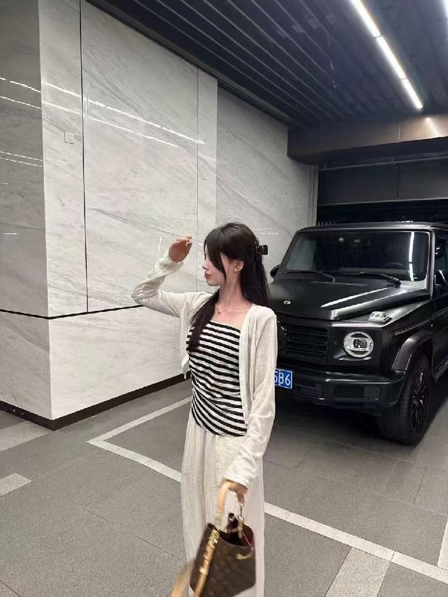 ✨✨新款条纹两件套褶皱条纹吊带➕防晒开衫 面料巨舒服 两色入  尺码：均码