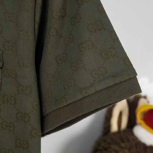 2025早秋系列选用沉敛的黑色、灰色与绿色调，巧妙点点缀雅致花卉刺绣