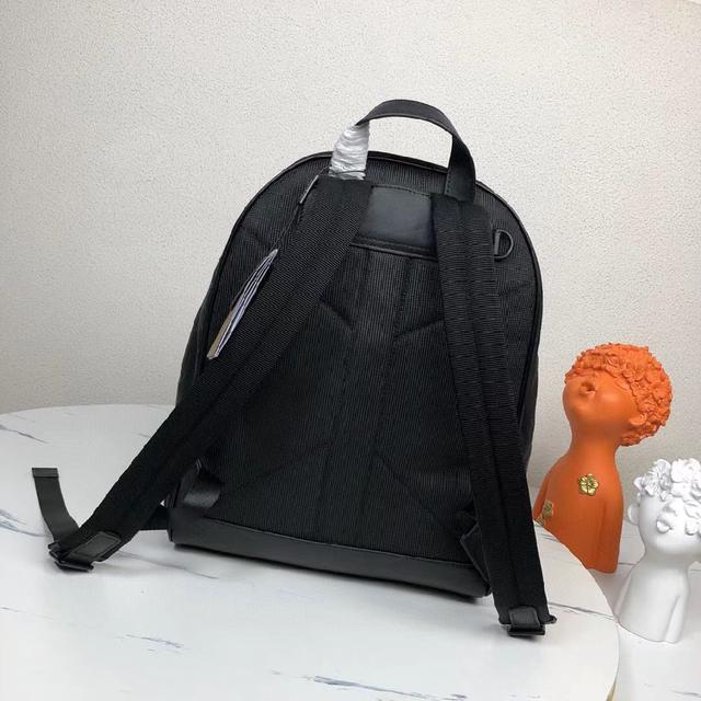 双肩包采用标志性格纹设计，搭配平滑皮革边饰