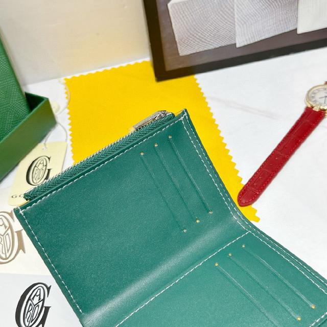 钱包轻便小巧，可三折打开，可容纳 7 张卡片、纸币