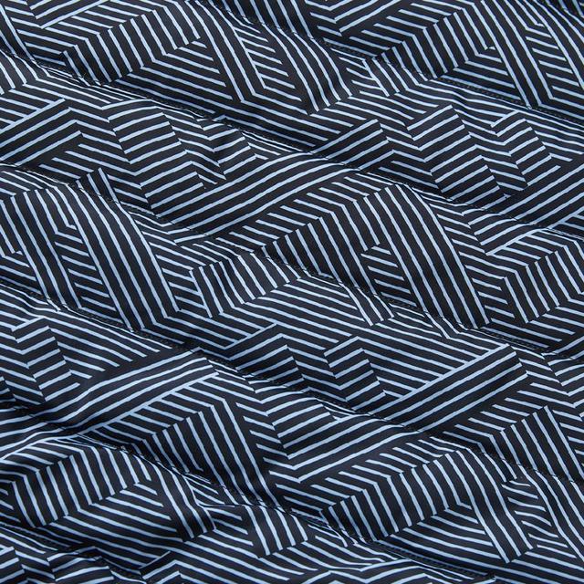 采用经典Monogram老花图案，结合绿、藏青相间的条纹设计