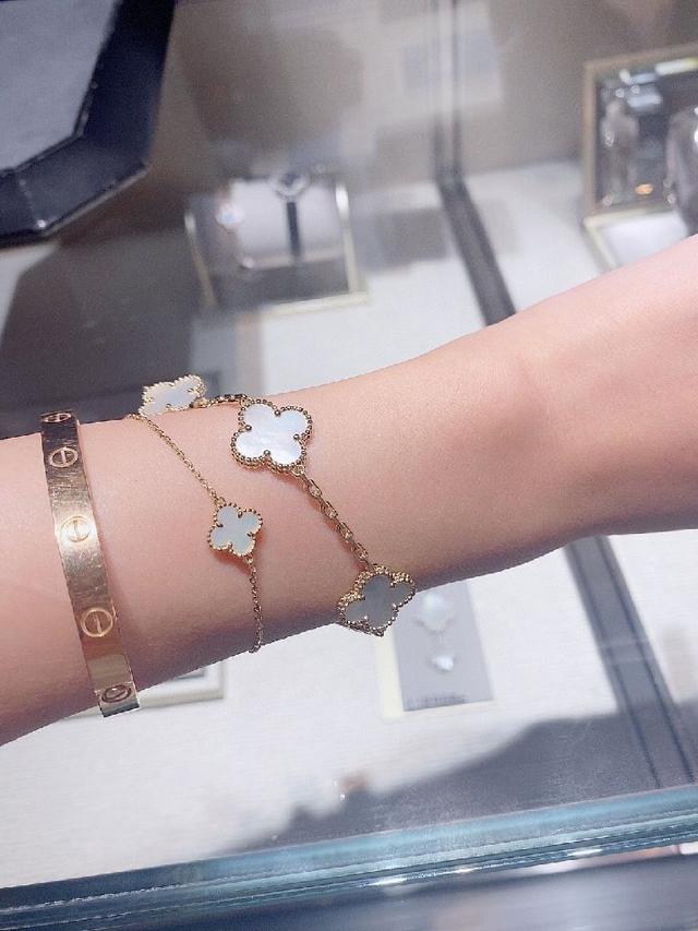 我们的顶级终极版本采用的是纯银材质，再到表层电镀超厚的真金电镀层，