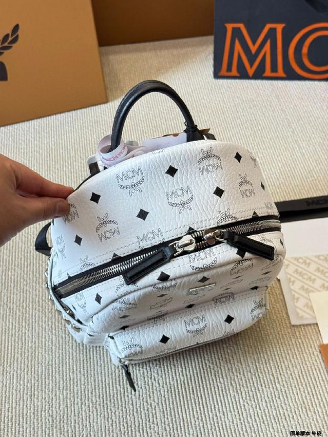 作为LV代表性高定包款之一的Capucines手袋，每一季都会尝试不同的设计