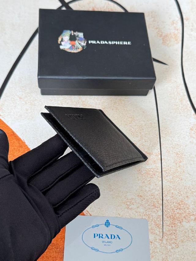 prada 独家实拍 票夹 十字纹牛皮 中间金属夹  简单易用